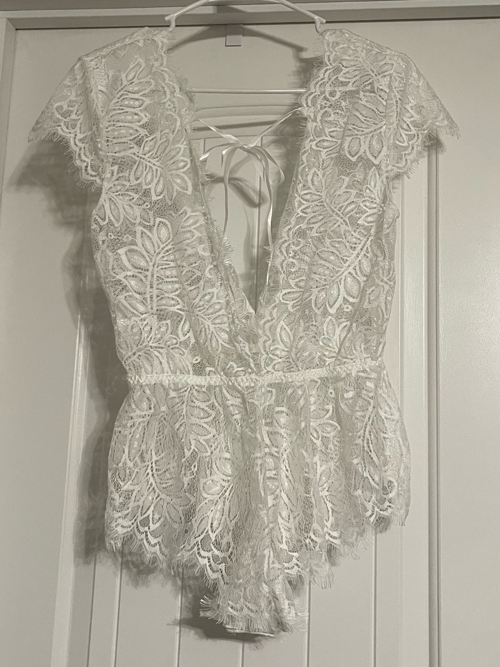 Women’s Delicate White Floral Lace Romper 💛